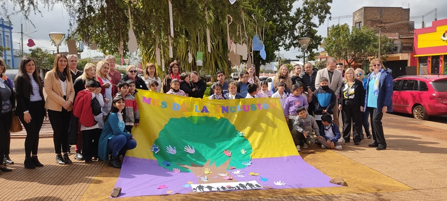 Apóstoles: La Escuela Especial N° 5 en la Plazoleta de la Madre hizo la presentación del "Árbol de la Inclusión"