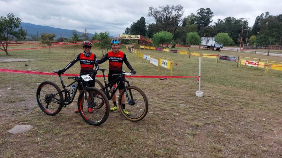 Abierto Argentino de XCO: Los ciclistas apostoleños Agustina Quirós y Nicolás Valdéz corren en Jujuy