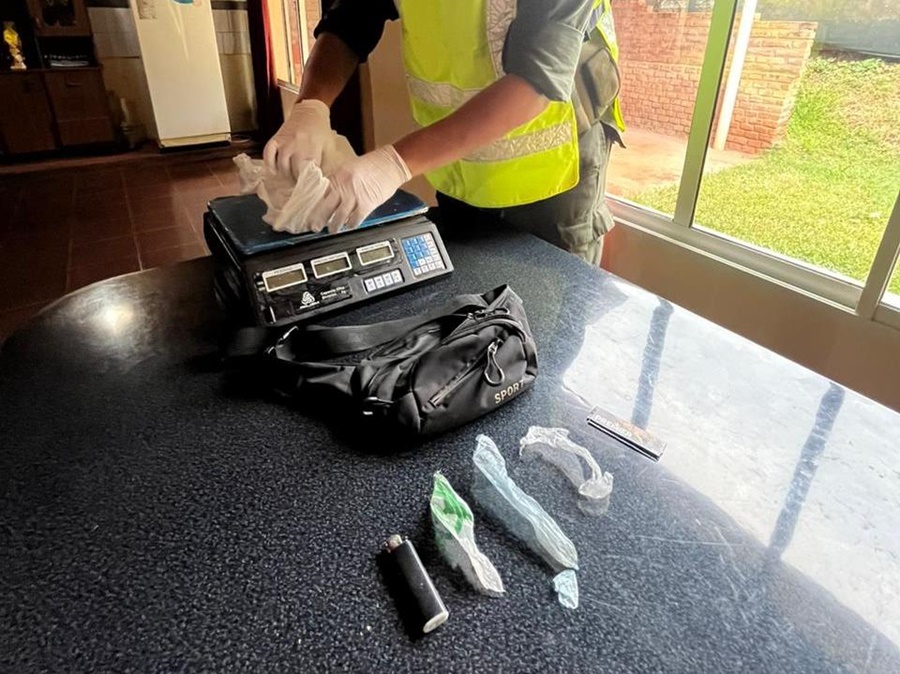 Gendarmería Nacional en control sobre ruta, acceso a Apóstoles detuvo a un individuo quien en la riñonera tenía marihuana y también secuestraron una motocicleta