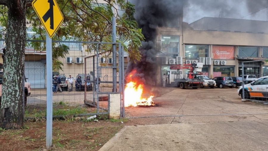 Los empleados de Energía de Misiones se manifestaron en reclamos salariales, en distintas áreas de la prestataria del servicio eléctrico, hay quema de cubiertas en los ingresos de esos sectores