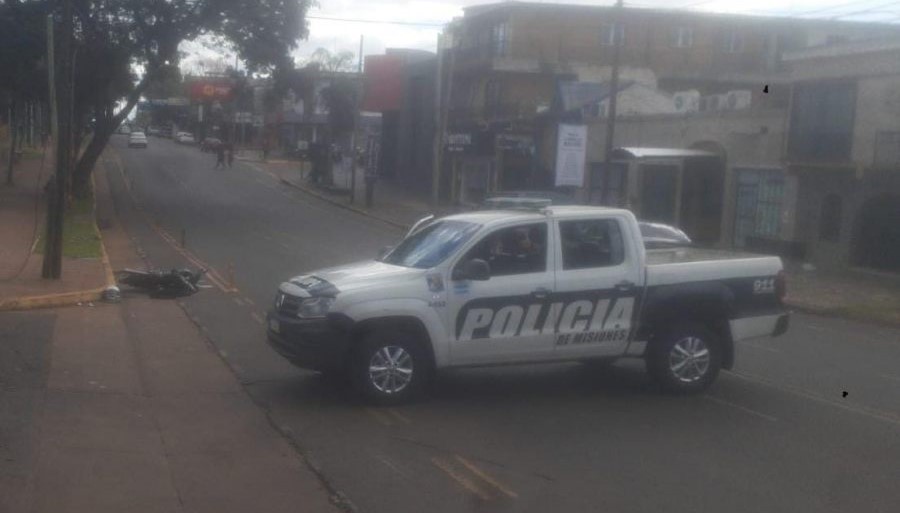 Siniestro vial entre un automóvil y una motocicleta en la ciudad de Posadas, una persona lesionada
