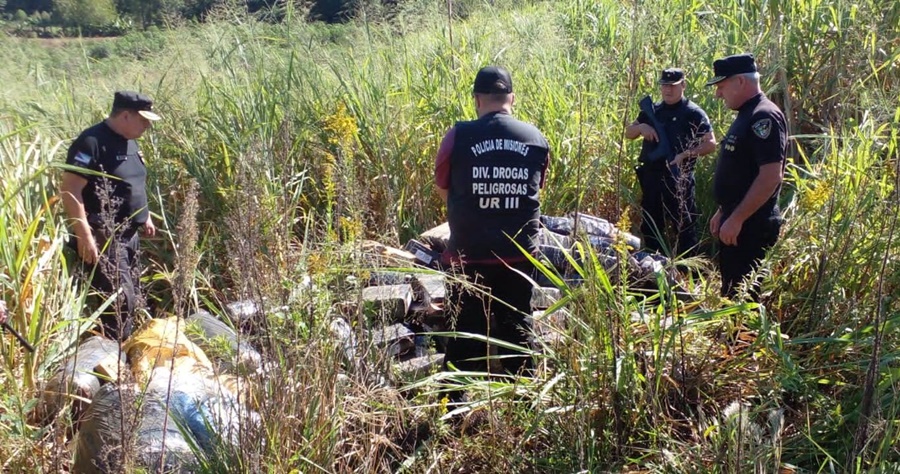 La Policía de Misiones realizó una millonaria incautación de marihuana, en una zona de montes ubicado en un barrio de la localidad Puerto Piray
