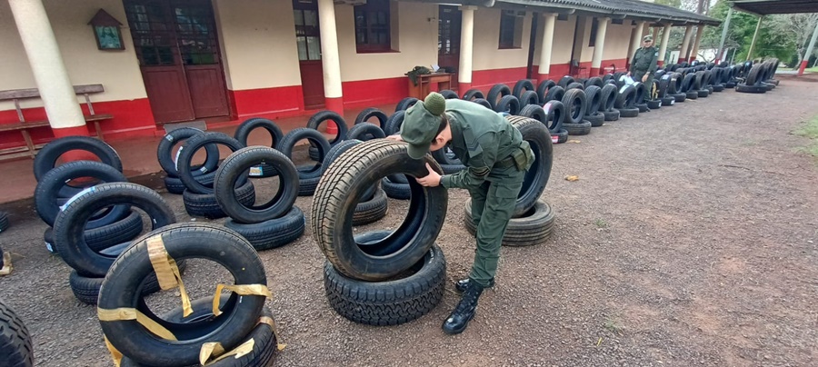 Gendarmería Nacional secuestró 215 neumáticos que eran enviados por encomienda: El transporte de cargas generales en el que fueron embarcados había sido interceptado en la localidad misionera de el Alcázar