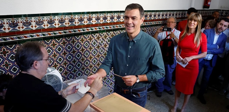 Pedro Sánchez perdió una banca por el voto en el exterior y se complica el camino para formar Gobierno en España