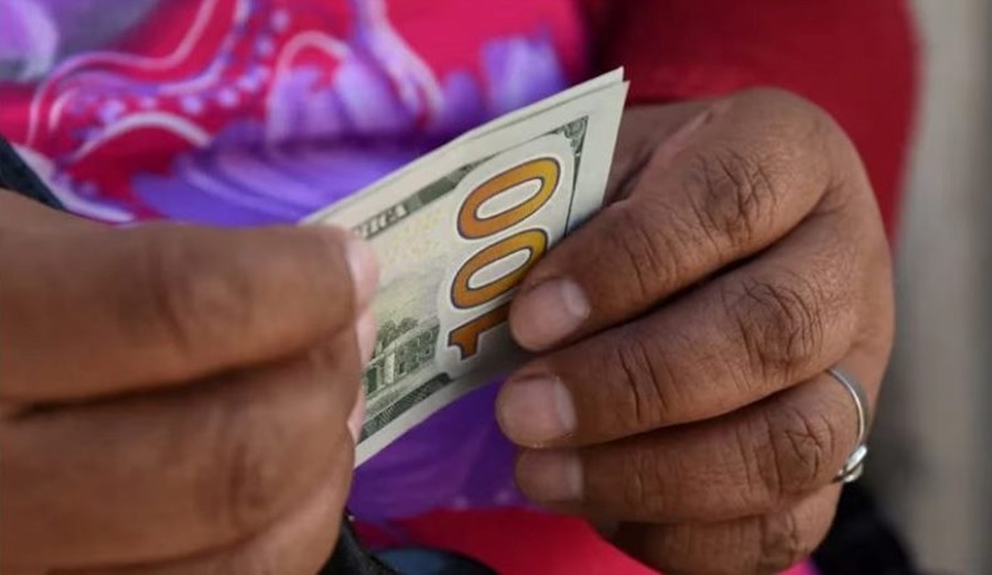 La cotización del dólar libre retomó la suba, llegó estar a un récord de 577 pesos y al final cerró 570 pesos