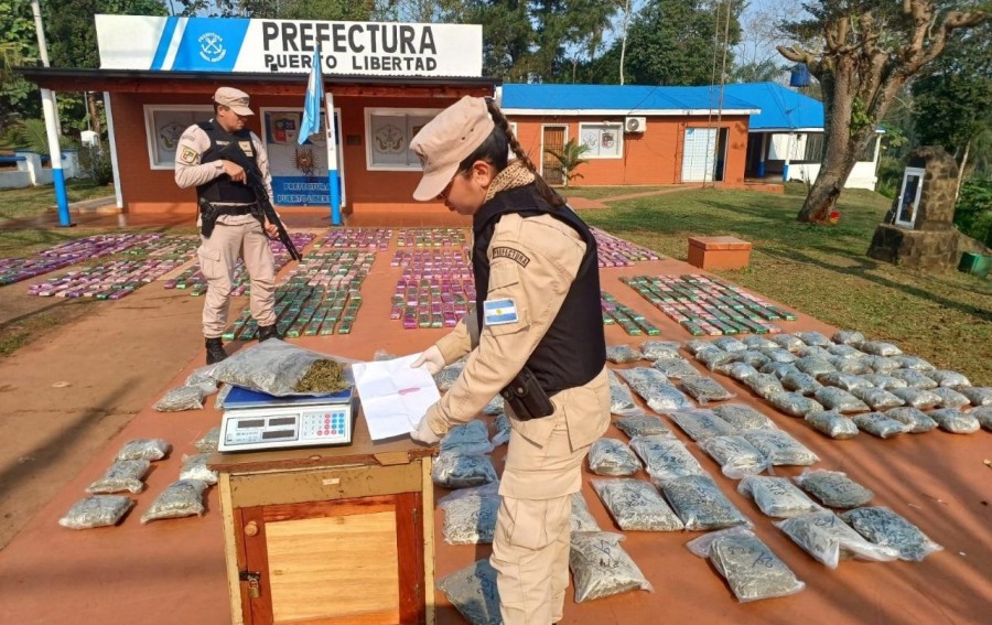 Misiones: Prefectura Naval Argentina secuestró casi 900 kilos de marihuana