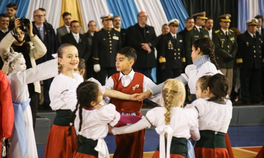 Misiones: Acto central en el Municipio de Aristóbulo del Valle para conmemorar el 208º aniversario de la Independencia, “hoy venimos a conmemorar ese corazón patrio que sigue latiendo en los argentinos desde hace más de 200 años”, dijo el Gobernador