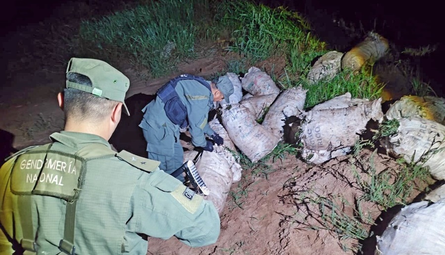 Arrojaron más de 600 kilos de marihuana desde una canoa: Los individuos zarparon con dirección a Paraguay al ser descubiertos