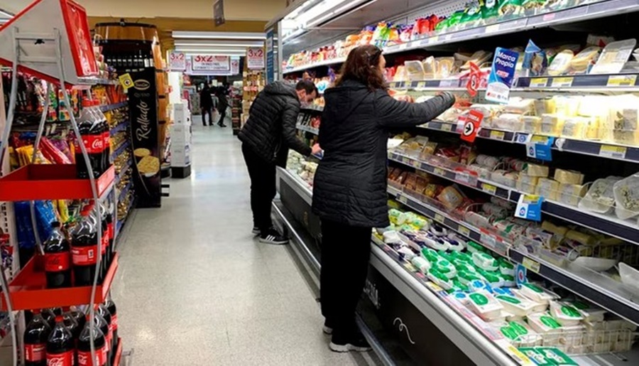 La suba del dólar trajo remarcaciones de precios y elevó el piso de la inflación para Agosto