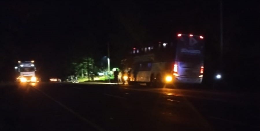 Dos personas fallecieron y una adolescente resultó herida en un choque entre una motocicleta y un ómnibus, fue sobre la Ruta Nacional Nº 12 en el Municipio misionero de Santo Pipó