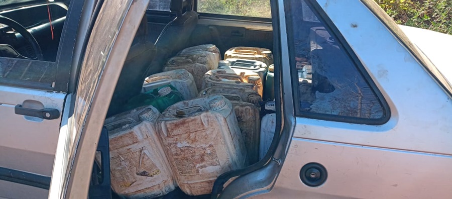 Llevaba más de 400 litros de gasoil en el baúl y asiento trasero del automóvil