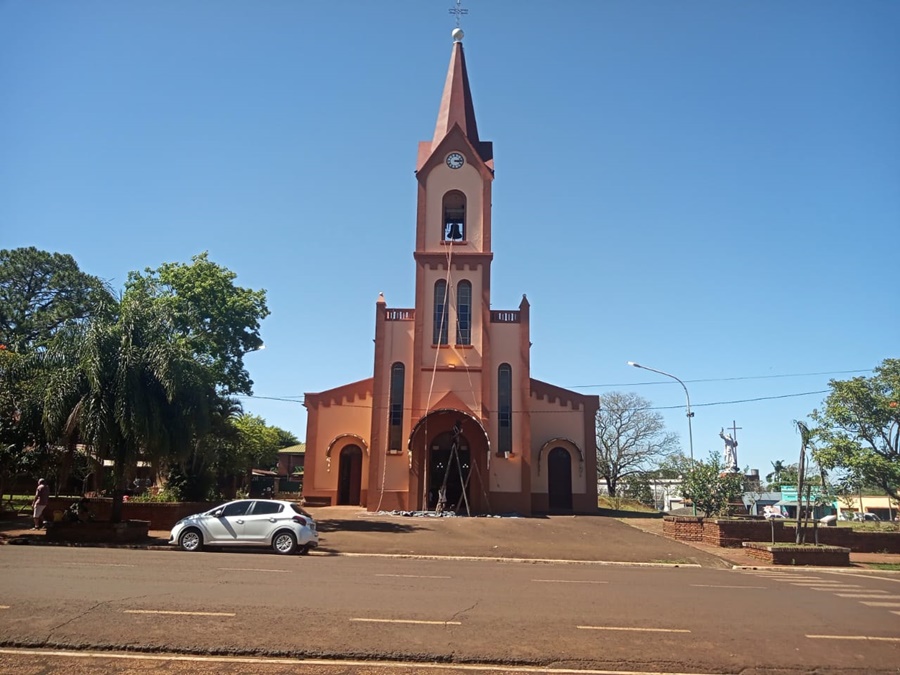 Apóstoles: En la Iglesia San Pedro y San Pablo, ultiman los últimos detalles para recibir el día sábado al Nuncio Apostólico, Monseñor Miroslaw Adamczyk
