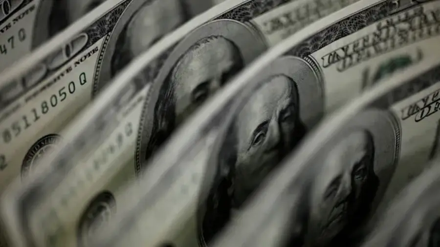 Mercado paralelo: El dólar blue baja por primera vez en cuatro jornadas, pero se mantiene arriba de los 1.400 pesos