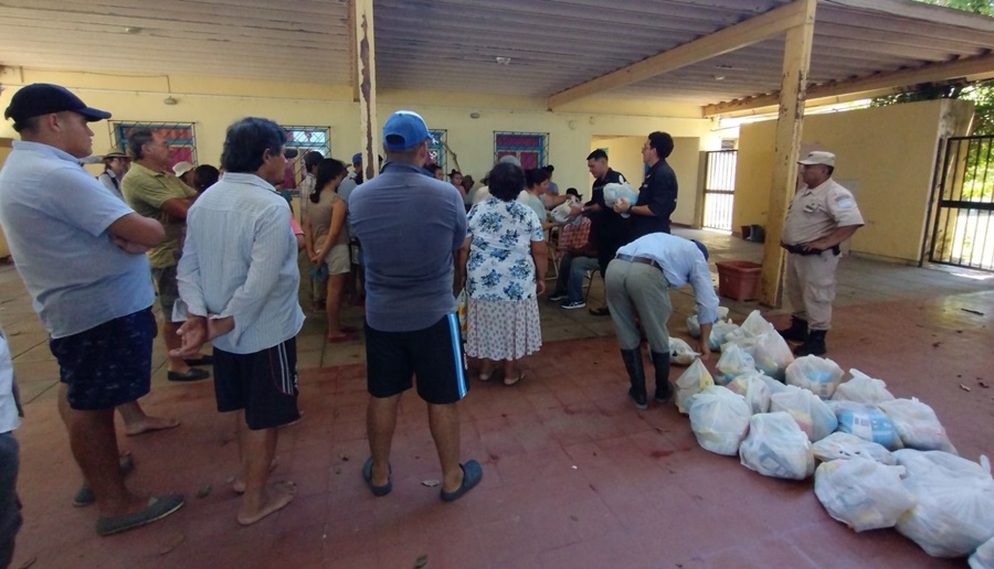Prefectura Naval Argentina asiste a familias afectadas por las inundaciones en la provincia de Corrientes