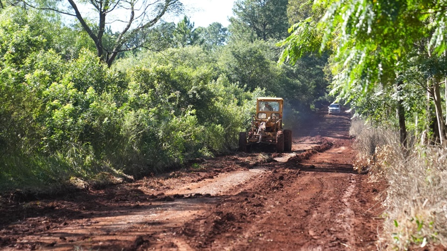 Apóstoles: Continúan los trabajos de ampliación, reacondicionamiento y perfilado sobre caminos en zonas de rurales del Municipio