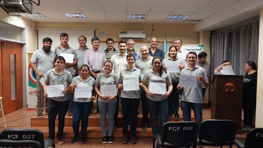 Todo el equipo extensionista del INYM con Diplomatura en Producción de Yerba Mate