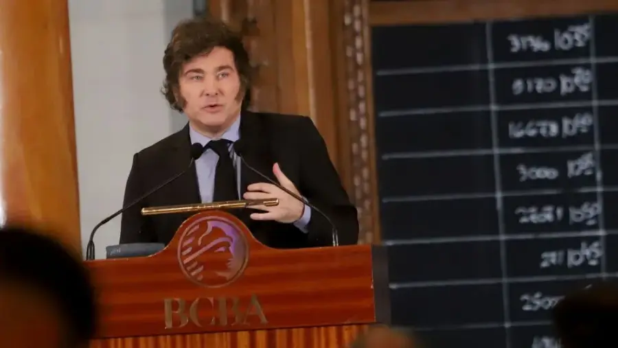 El Presidente Javier Milei disertó en la Bolsa y se refirió a las condiciones para salir del cepo