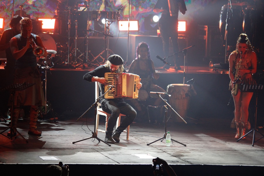 Posadas bailó cumbia sabrosa con La Delio Valdez, en una noche memorable donde también estuvieron como invitados el Chango Spasiuk y Los Hermanos Nuñez