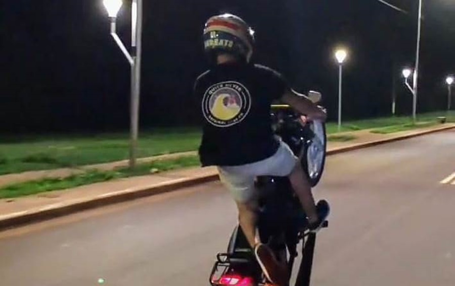 Arrestaron a un motociclista que se filmaba realizando maniobras peligrosas, a Policía de Misiones continúa con la búsqueda de otro que también participó en las picadas clandestinas