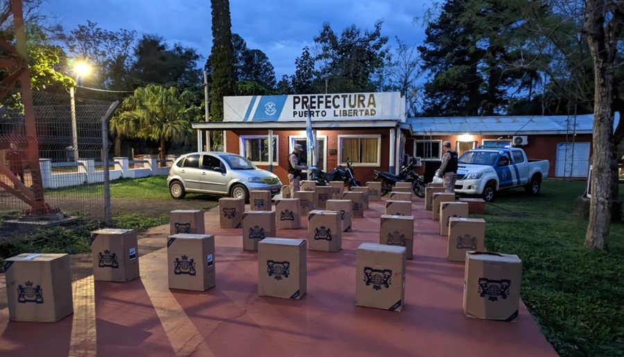 Misiones: Personal de la Prefectura Naval Argentina secuestró un cargamento de 15.500 paquetes de cigarrillos, en dos allanamientos realizados