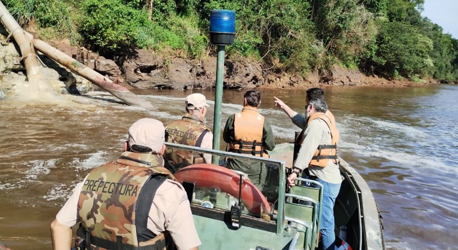Investigan una mancha de espuma blanca en el Río Paraná provocada por una empresa papelara