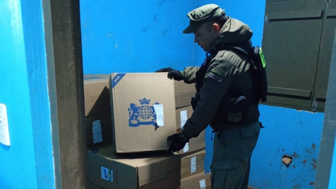 Acopiaban cajas de cigarrillos en una vivienda: Una persona fue observada al momento que descargaba la mercadería de contrabando