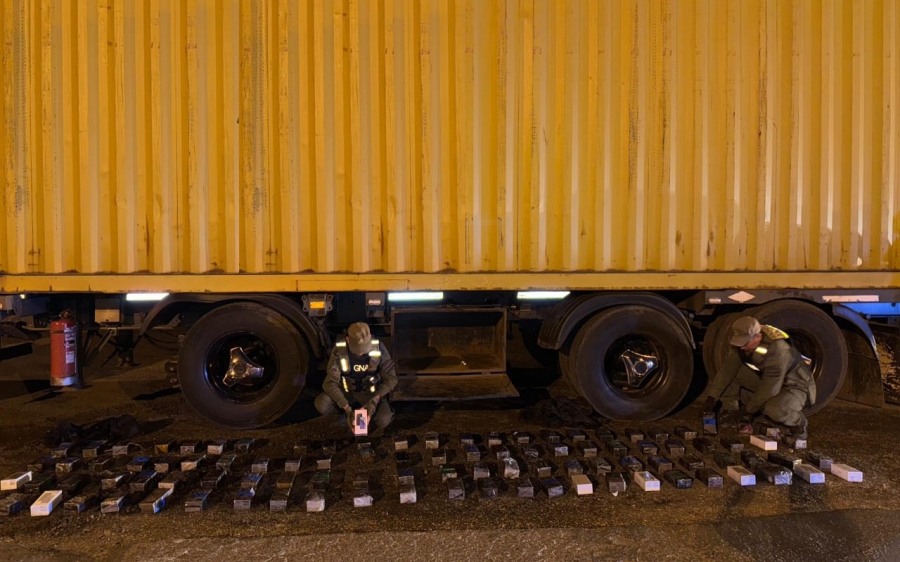 Transportaba cien teléfonos celulares sin aval legal ocultos en un camión: El conductor, quien no pudo acreditar su legal procedencia, terminó detenido por el hecho