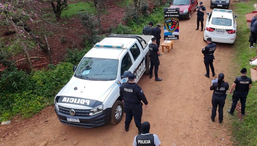 Patrullas de la Policía de Misiones en la ciudad de Eldorado arrestaron a un sujeto en plena comercialización de una sustancia sospechosa y a un individuo que intentaba cometer un robo