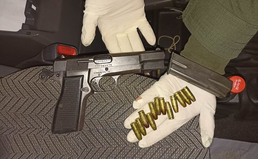 Gendarmería secuestró una pistola que era transportada ilegalmente, el conductor de una camioneta circulaba sin la correspondiente documentación