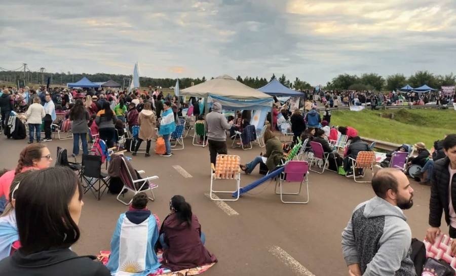 Misiones: Docentes intensifican el reclamo y cortan la Ruta Nacional N° 12 en el puente sobre el Arroyo Garupá, además inician este día martes un nuevo paro, que en algún caso sería de hasta 72 horas