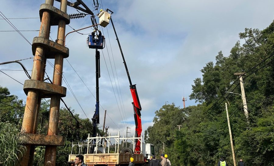 Mantenimiento preventivo de la empresa Energía de Misiones sobre líneas de alta tensión en la ciudad de Posadas