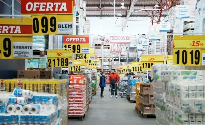 Los supermercados redoblan apuestas por ofertas agresivas y piden medidas para alentar el consumo: Las grandes cadenas se alían a los bancos y las billeteras virtuales para ofrecer días de descuentos de hasta el 50%