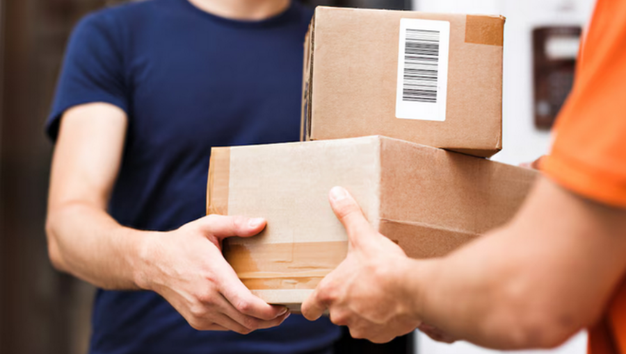 El Gobierno Nacional eliminará impuestos para hacer compras online en el exterior y amplió el límite a 3.000 dólares por envío