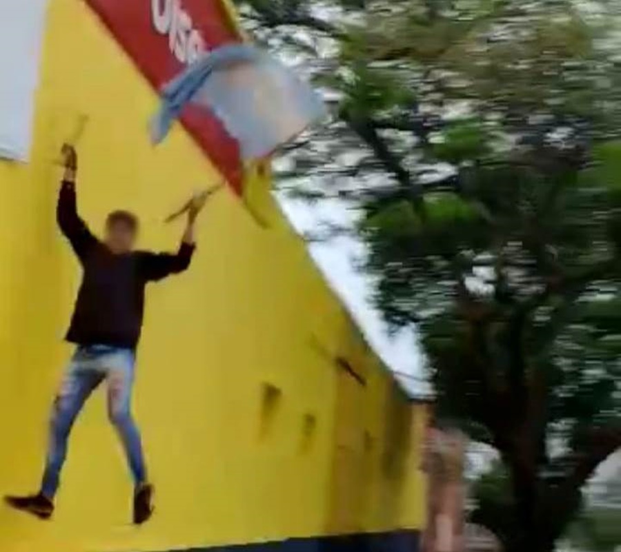 Apóstoles: Se filmaron hurtando una Bandera Argentina y fueron detenidos