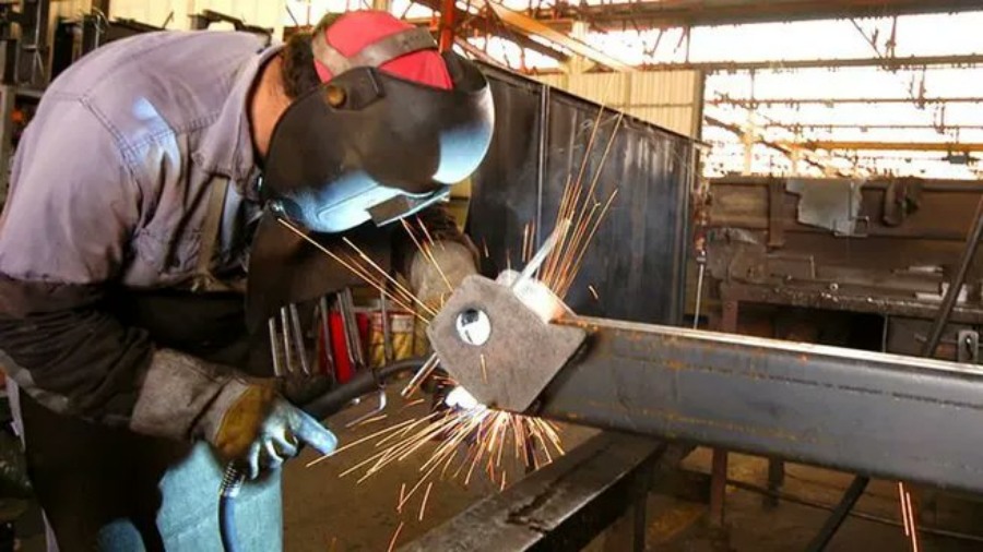 En términos interanuales el avance fue del 5,7%: La economía anotó en Febrero su décima mejora mensual al hilo, impulsada por el comercio y la industria