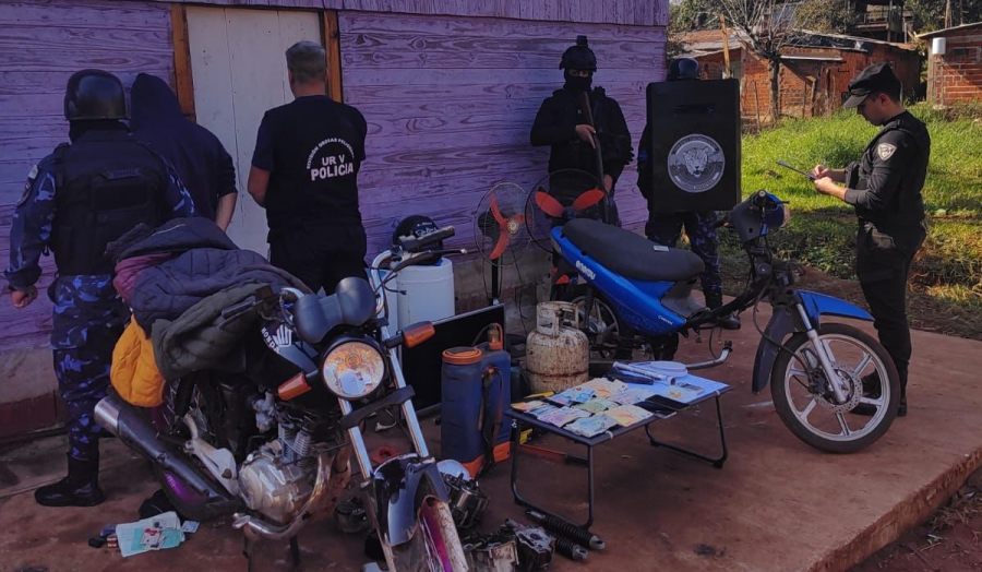 Detenido por picadas ilegales en la ciudad misionera de Puerto Iguazú, allanaron su morada y secuestraron dos motocicletas, droga, dinero y bienes robados