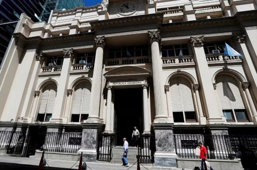 Nueva traba cambiaria: El BCRA restringió el uso de “gift cards” en el exterior, también endureció el cepo importador
