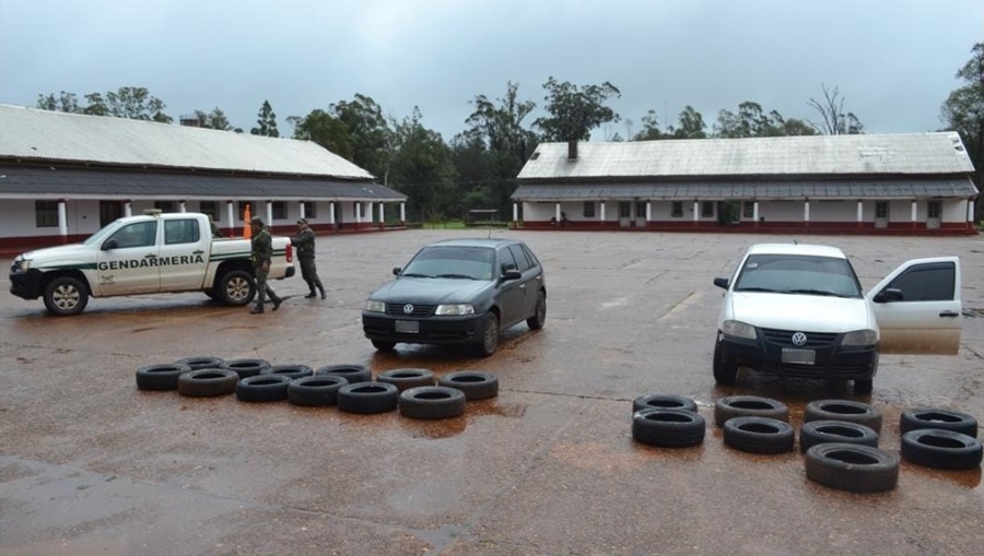 Dos automóviles ocultaban neumáticos como si fueran “mamushkas”, fueron un total de 23 neumáticos que se ocultaban dentro de los que llevaban colocados