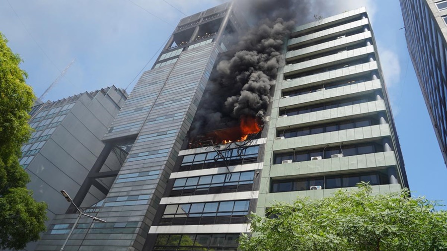 En el bajo porteño: Incendio al lado de la Secretaría de Trabajo, una persona muerta y 43 asistidos