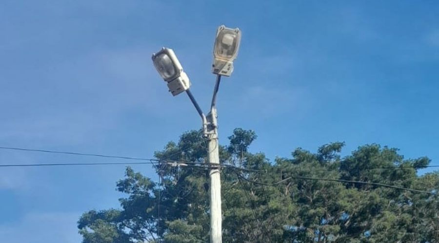 Nuevas luminarias en barrios: La Dirección Provincial de Vialidad incorpora equipos de iluminación en espacios de uso recreativo y social