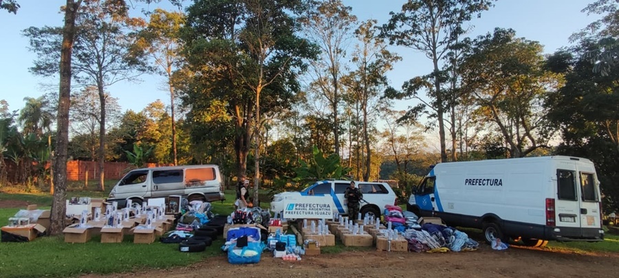 Misiones: Prefectura Naval desmanteló un centro de acopio de mercadería ilegal, durante el operativo el personal secuestró un utilitario y productos de contrabando valuados en más de 10 millones y medio de pesos
