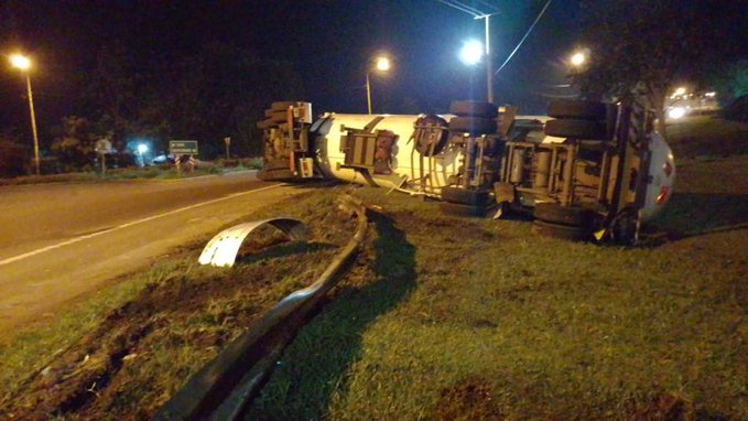 Corte total sobre Ruta Nacional N° 14 a la altura de la rotonda acceso norte, a la localidad misionera de Campo Viera, donde volcó un camión cisterna y no se registran personas lesionadas