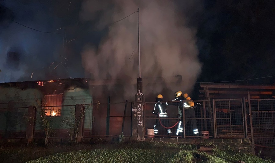 Policías de Misiones arrestaron a un individuo que incendio su casa con la familia adentro