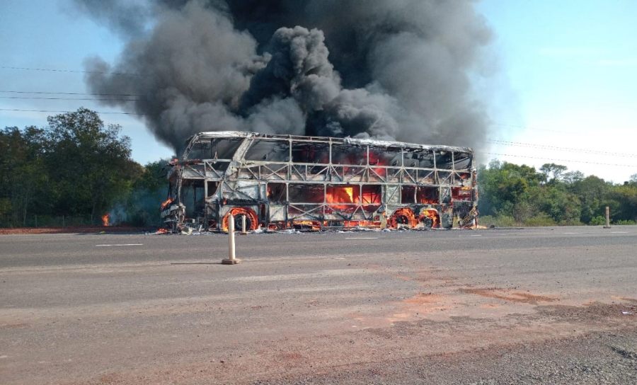 Misiones: Sobre la Ruta Nacional Nº 105 en el Municipio de San José, se incendió un ómnibus de larga distancia, no se registraron personas lesionadas