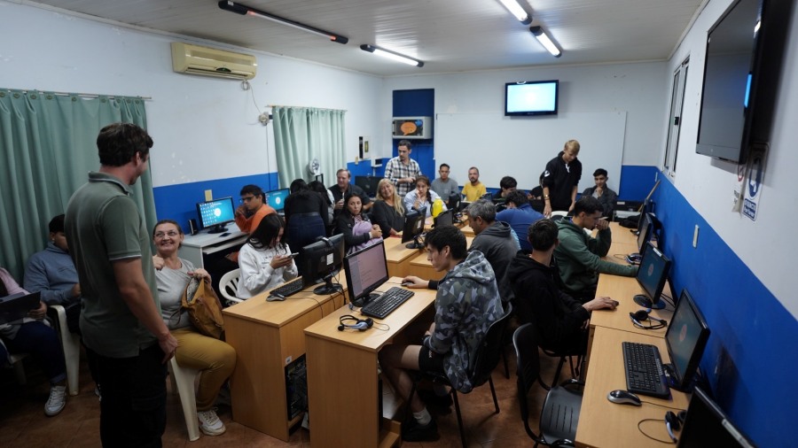 Apóstoles: Curso "Introducción a la Programación" con cerca de treinta participantes