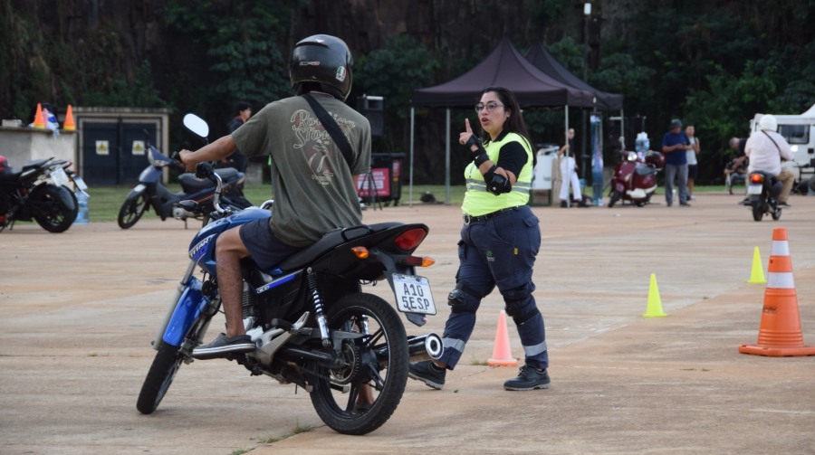 Posadas: Buena participación en la Clínica de Conducción Segura en Moto, tras finalizar la clínica, los motociclistas cambiaron sus viejos cascos por unos nuevos y homologados