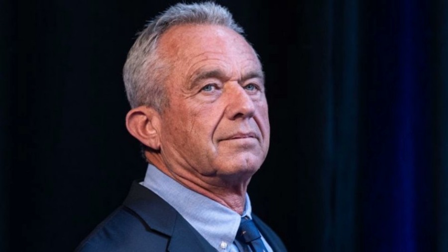 Robert F. Kennedy Jr., suspende su campaña presidencial y apoya a Donald Trump