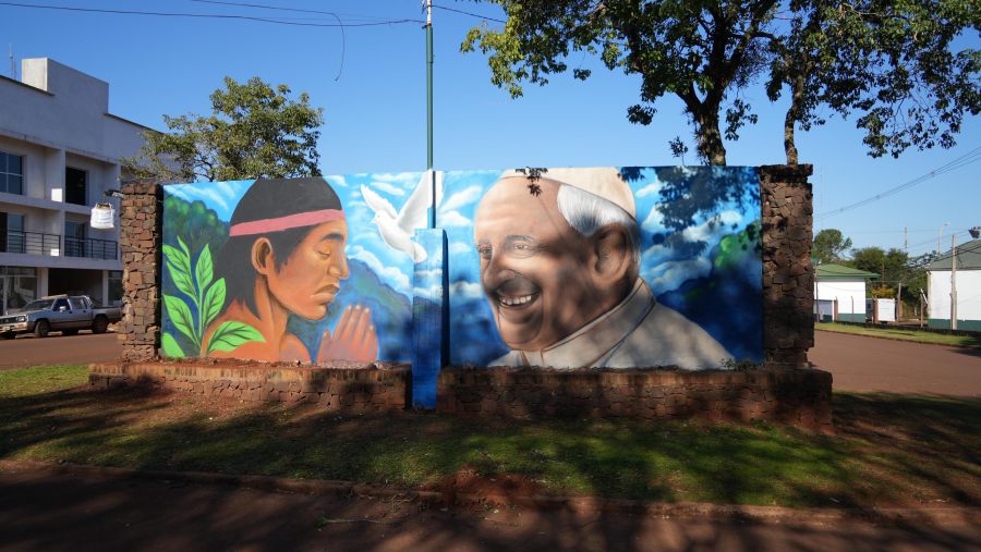 Apóstoles: Arte y espiritualidad plasmada en un mural de la Plazoleta del Tarefero