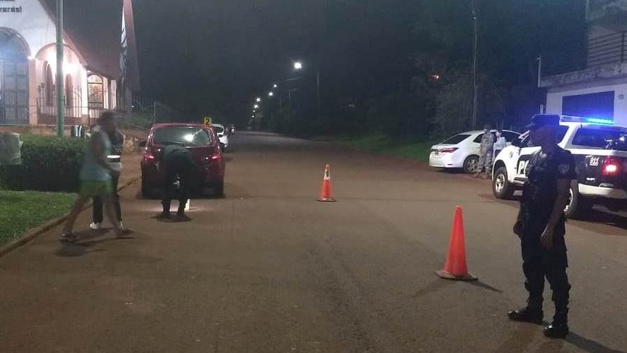 Apóstoles: Un joven de 18 años a alta velocidad realizaba maniobras peligrosas con una motocicleta colisionó un vehículo estacionado, se dio a la fuga luego fue detenido