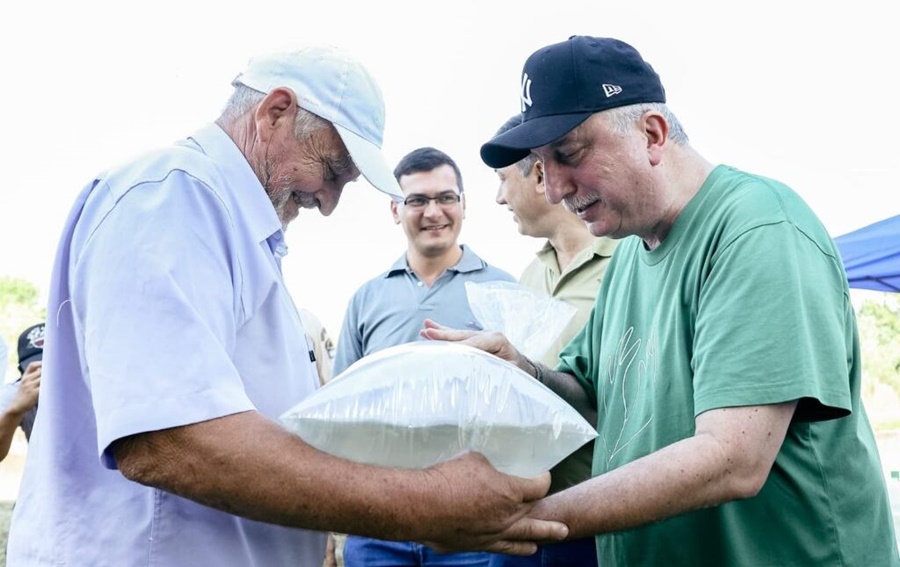 La provincia de Misiones avanza en la producción piscícola con la entrega de más de un millar de alevines para la cría y alimento especial para peces en crecimiento